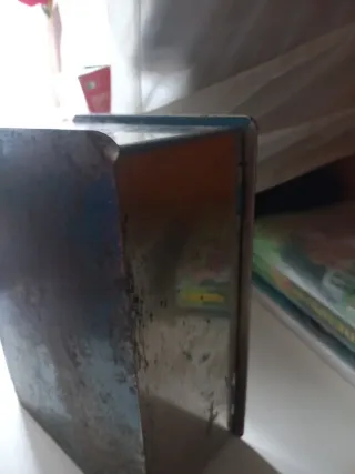 Caja de metal con llave