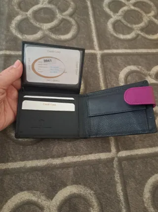 Cartera de piel negra con detalle morado