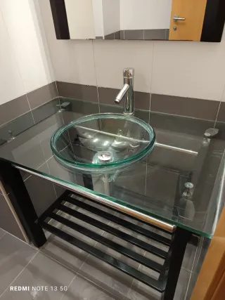 Mueble de baño con lavabo de cristal