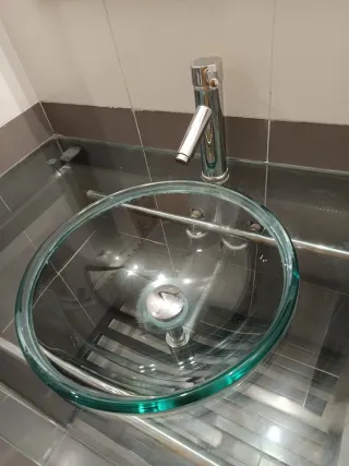 Mueble de baño con lavabo de cristal