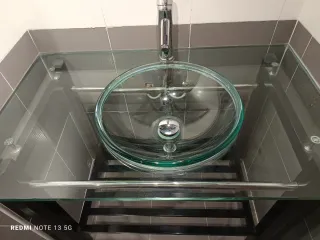 Mueble de baño con lavabo de cristal