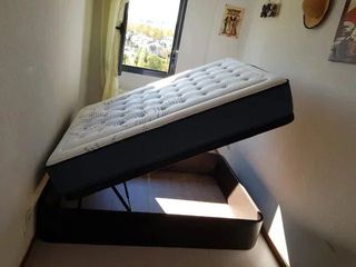 Canape de madera y colchones. Conjuntos de camas