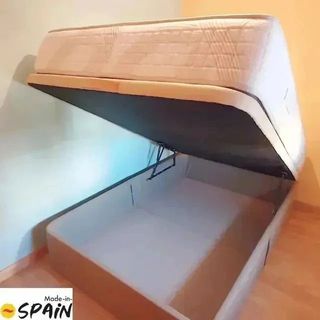 Canape de madera y colchones. Conjuntos de camas