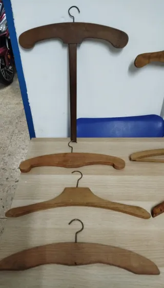 Colección de 8 perchas de madera antiguas