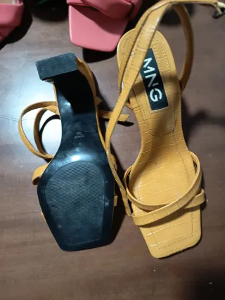 Botas altas beige y marron y varias sandalias