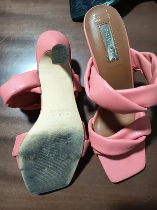 Botas altas beige y marron y varias sandalias