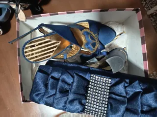 Botas altas beige y marron y varias sandalias