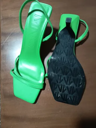 Botas altas beige y marron y varias sandalias