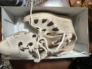 Botas altas beige y marron y varias sandalias