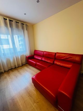 SOFÁ CHAISE LONGUE DE PIEL ROJA – DISEÑO EXCLUSIVO