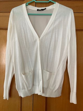 Chaqueta blanca de punto con espalda de raso