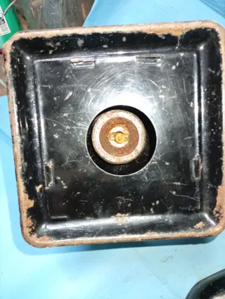 Antiguo molinillo de chapa