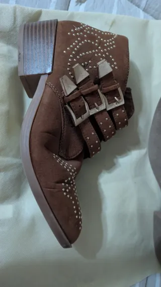 Botines marrones tachuelas
