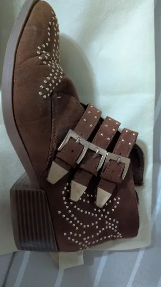 Botines marrones tachuelas