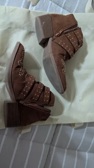 Botines marrones tachuelas