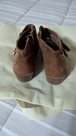 Botines marrones tachuelas