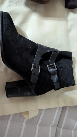 Botines ante negros con hebillas