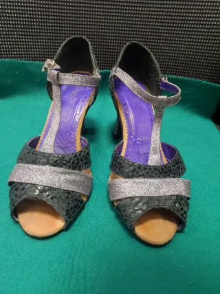 Zapatos de salón negros y purpurina