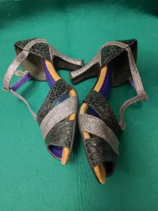 Zapatos de salón negros y purpurina