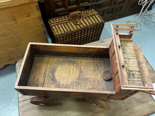 Carrito de madera decorativo hecho a mano