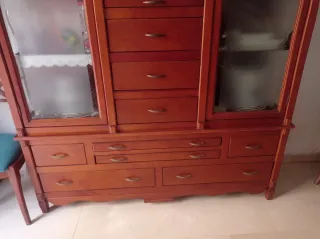 Vitrina de madera y cristal