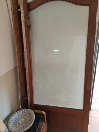 Puerta madera con cristal grabado