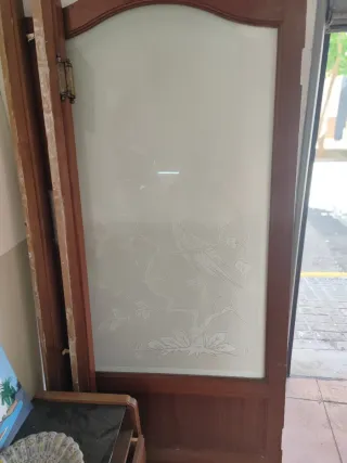Puerta madera con cristal grabado