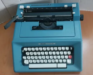 Máquina de escribir Olivetti Studio 46 azul
