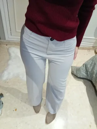 Pantalón traje Bershka gris.