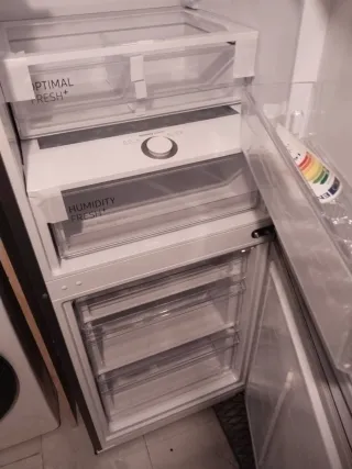 Nevera Samsung plateada con golpe