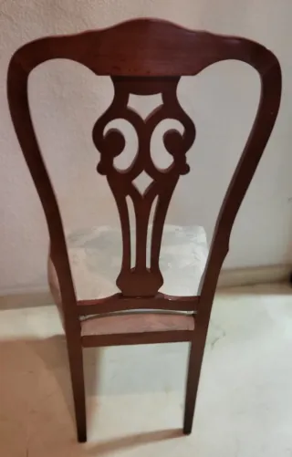 Conjunto con mesa de madera extensible y 6 sillas