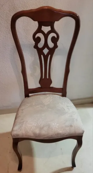 Conjunto con mesa de madera extensible y 6 sillas