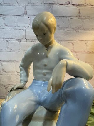 Figura niño valenciano con caracoles