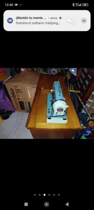 Mesa con máquina de coser de madera