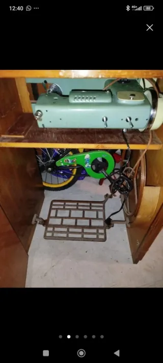 Mesa con máquina de coser de madera