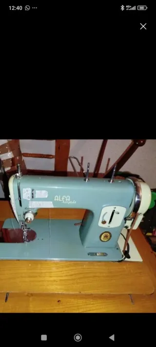 Mesa con máquina de coser de madera