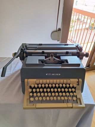Máquina de escribir Olivetti Línea 98. Con funda