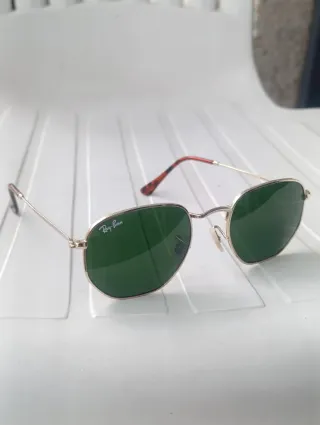 Gafas de sol Ray-Ban doradas y verdes