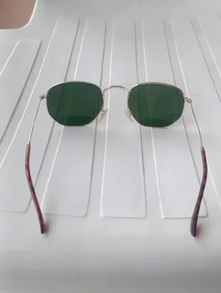 Gafas de sol Ray-Ban doradas y verdes