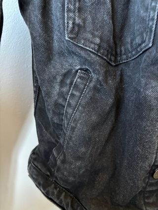 Chaqueta vaquera Mango hombre negra desgastada