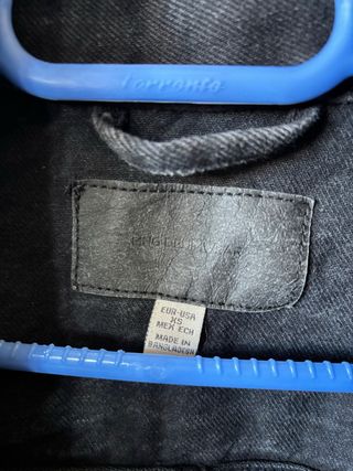 Chaqueta vaquera Mango hombre negra desgastada