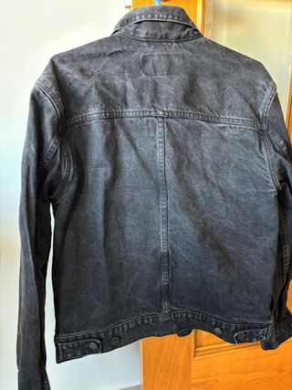 Chaqueta vaquera Mango hombre negra desgastada