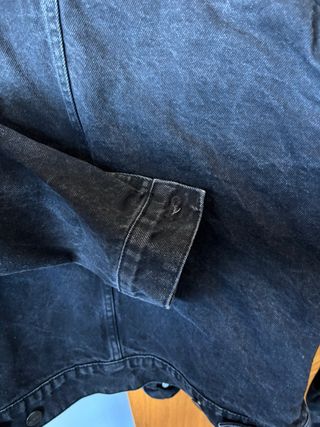 Chaqueta vaquera Mango hombre negra desgastada