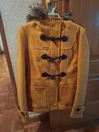 Trenka niña amarilla con capucha