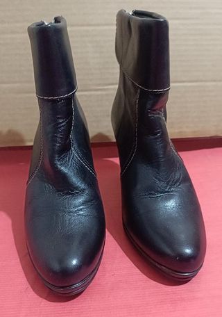 Botínes de tacón en color negro. Talla 37