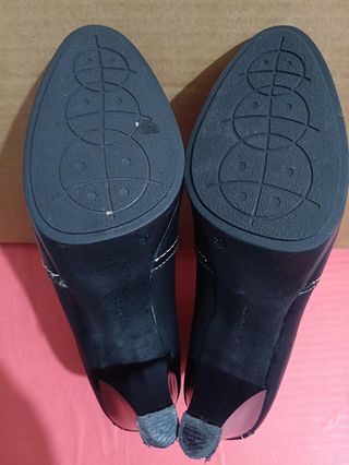Botínes de tacón en color negro. Talla 37