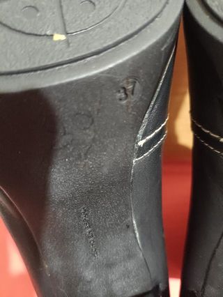 Botínes de tacón en color negro. Talla 37