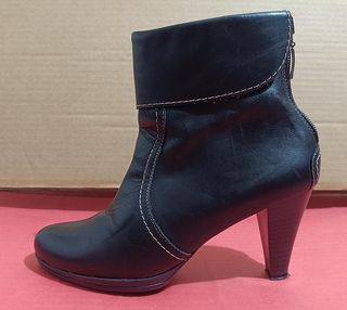 Botínes de tacón en color negro. Talla 37