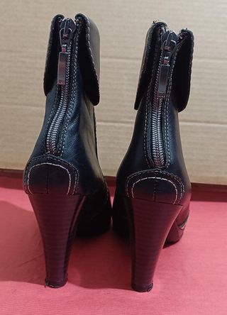 Botínes de tacón en color negro. Talla 37