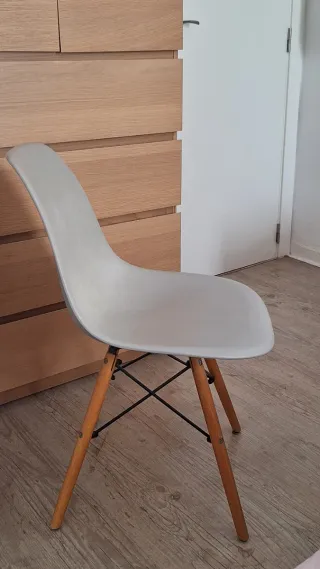 Silla nórdica gris de plástico y madera
